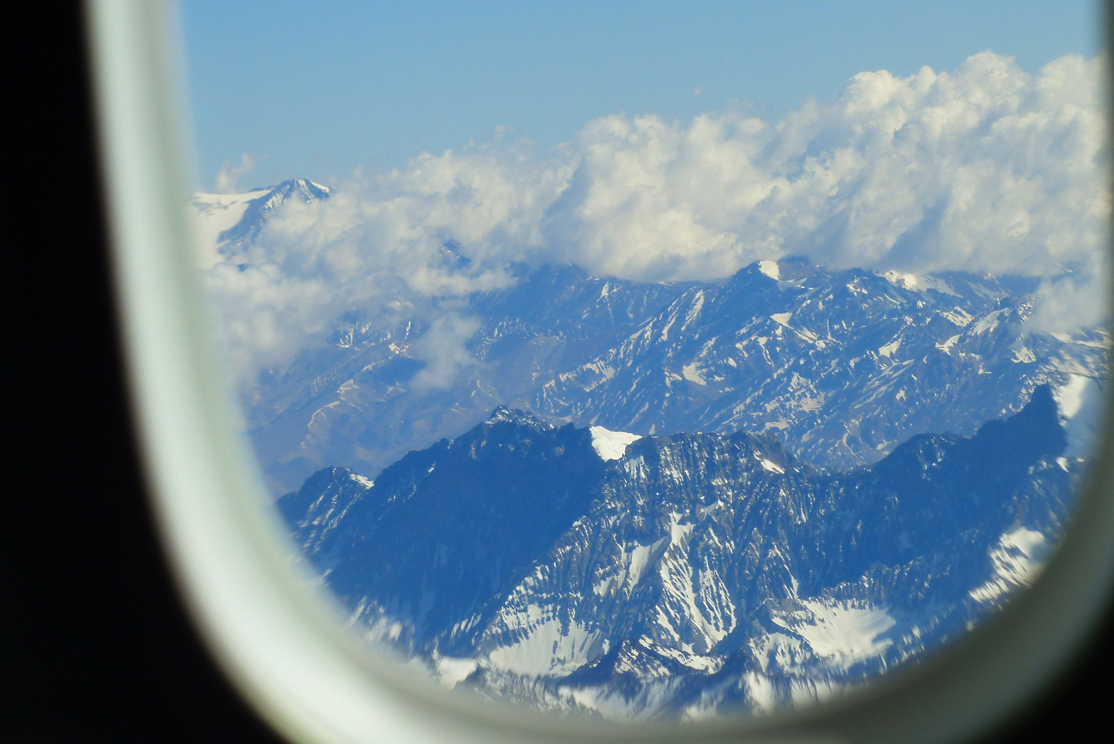 Vue du hublot sur le vol Paris Santiago du Chili